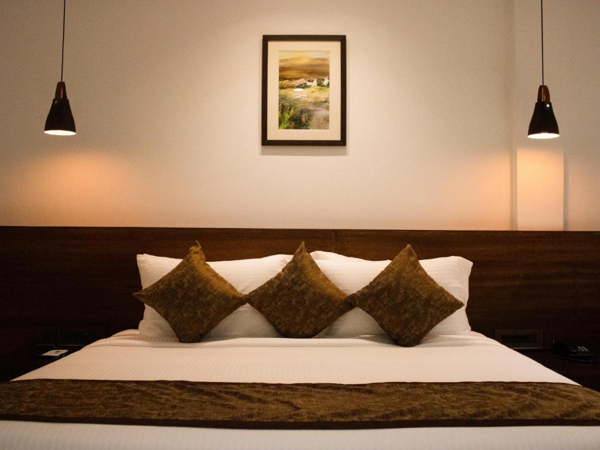 The Runway Hotel Kochi Exterior foto