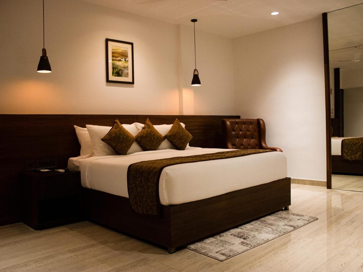 The Runway Hotel Kochi Exterior foto