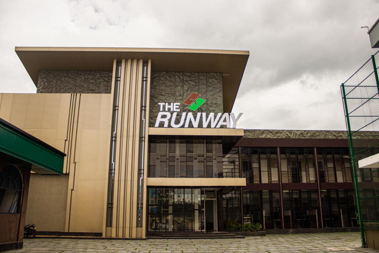 The Runway Hotel Kochi Exterior foto